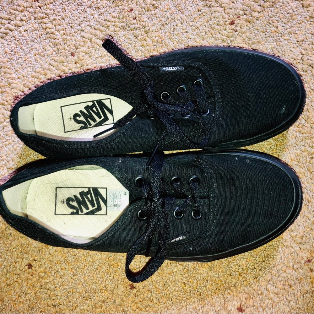 BASICALLY NEW BLACK VANS